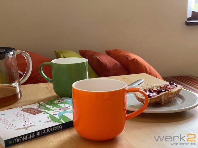 Frühstücken im werk2 und suchen nach Sehenswürdigkeiten im Buch Glücksorte im Rheingau.