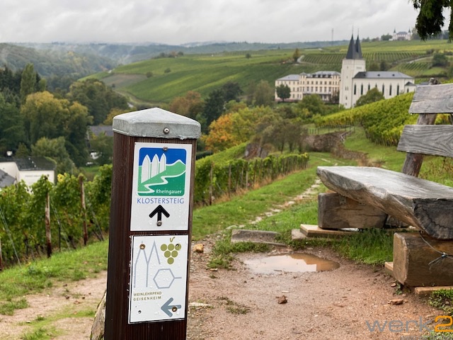 Blick auf das Kloster Johannisberg Richtung Marienthal. Aufgenommen am Rheingauer Klostersteig